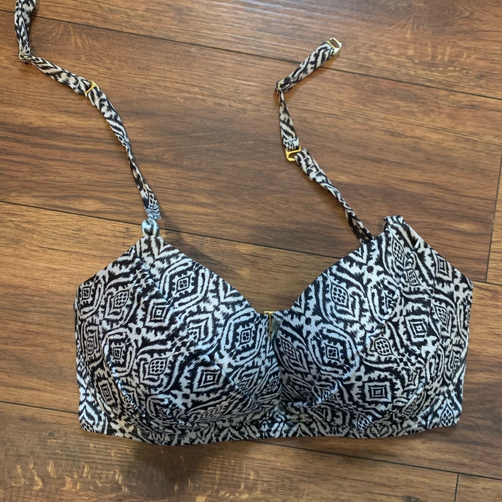 Victoria’s Secret bathing suit top! *38 DD*